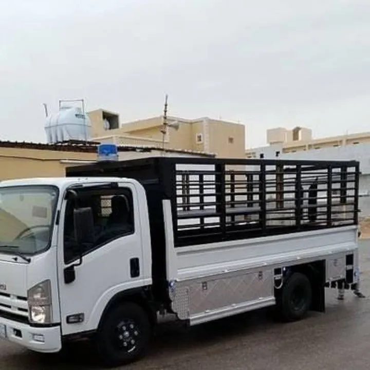 دينا نقل عفش بالرياض بصندوق مسيج بالحديد متوقفة في حي سكني